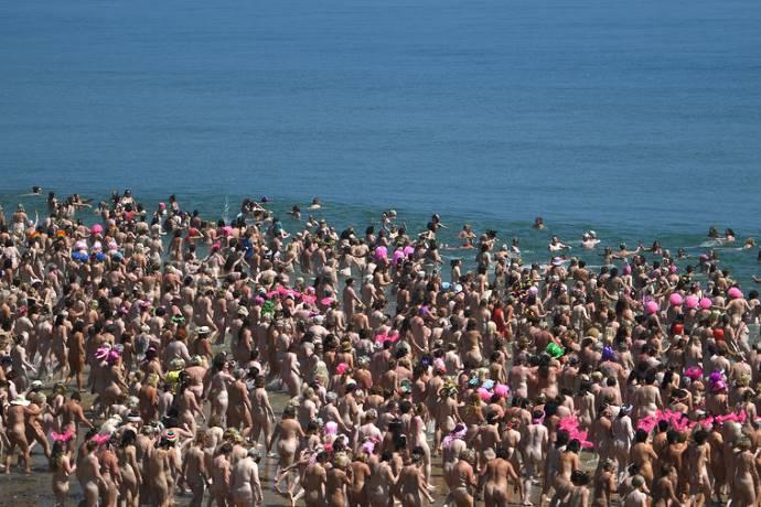 Tuffo record di 2500 donne contro il cancro