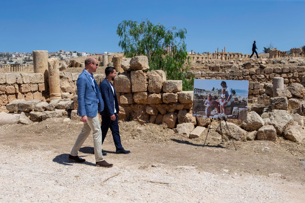 Il principe William in Giordania visita i luoghi in cui Kate ha vissuto da piccola