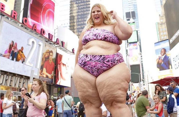 La modella curvy Anna O’Brien in bikini a Times Square
