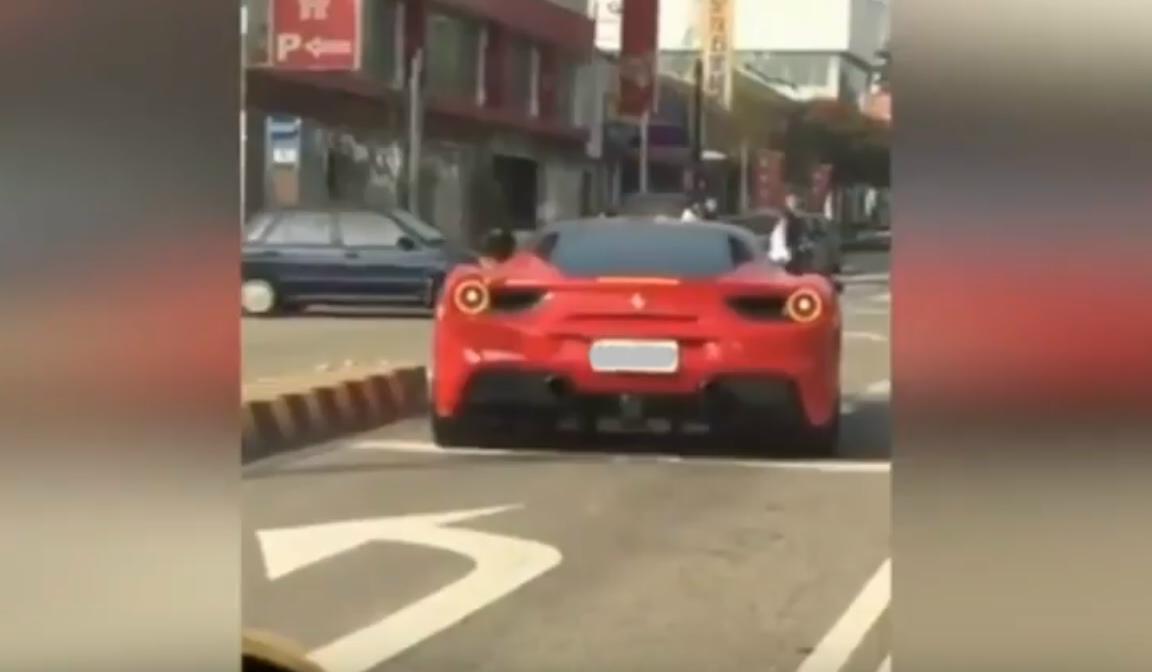 Ferrari 488 GTB con la fiancata contro un cordolo: incidente urbano [Video]