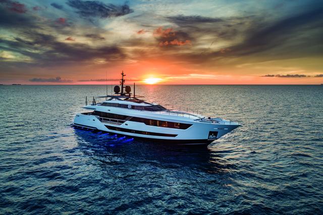 Yacht di lusso Custom Line 120&#8242;: nuovo gioiello planante