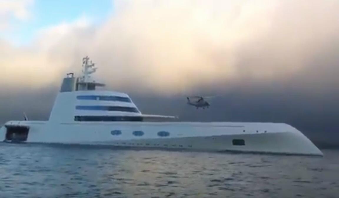 Lo spaziale Motor Yacht A accoglie un elicottero di lusso [Video]