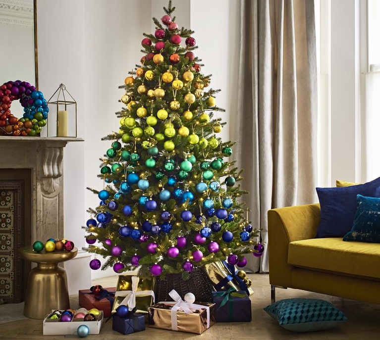 Tendenze Natale 2018: l&#8217;albero arcobaleno con le palline colorate