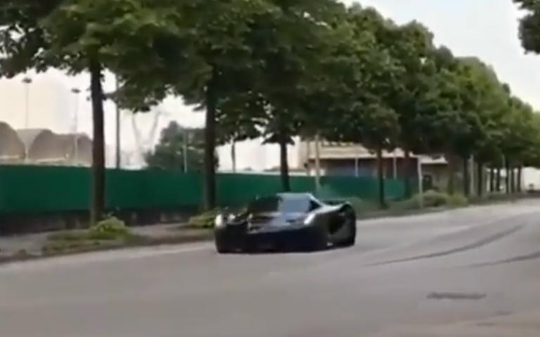 Ferrari LaFerrari: festival di potenza tra burnout e funambolismi [Video]