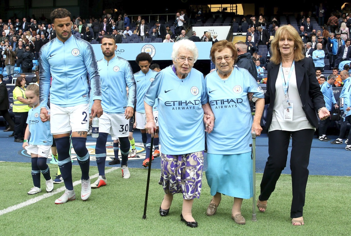 Olga e Vera tifose del Manchester City