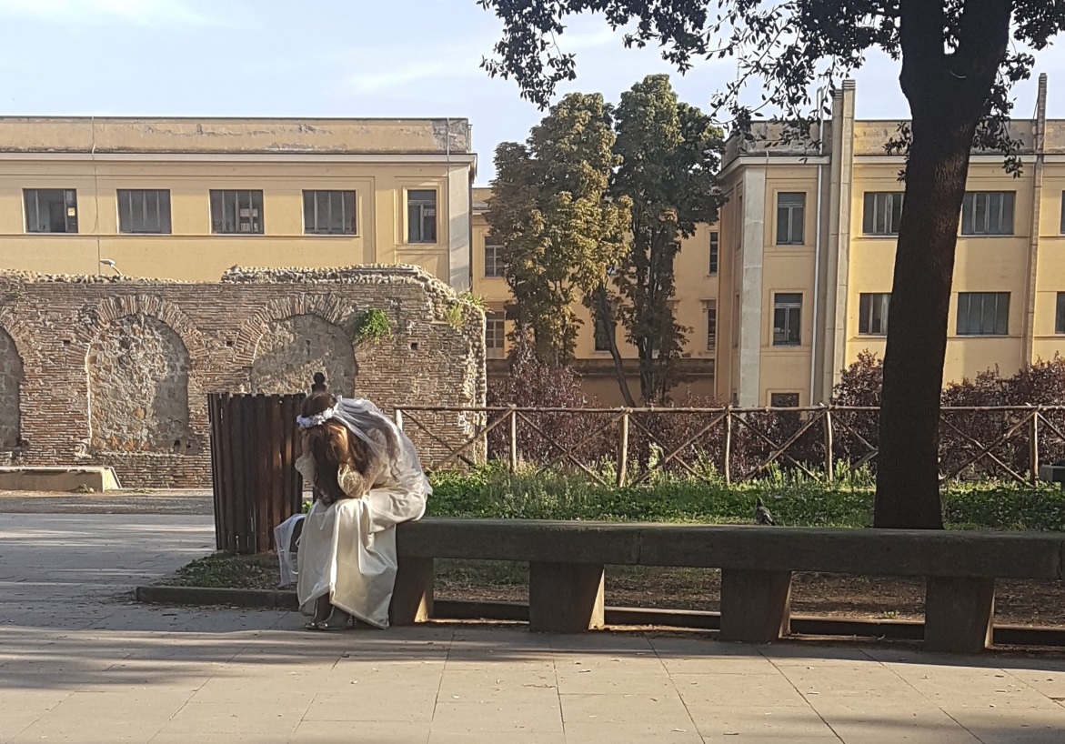 Il mistero della sposa triste in giro per Milano