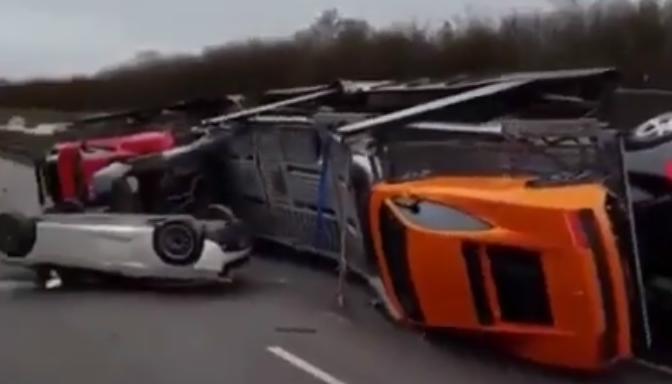 Incidente: camion si ribalta con le sue supercar Ferrari e Lamborghini
