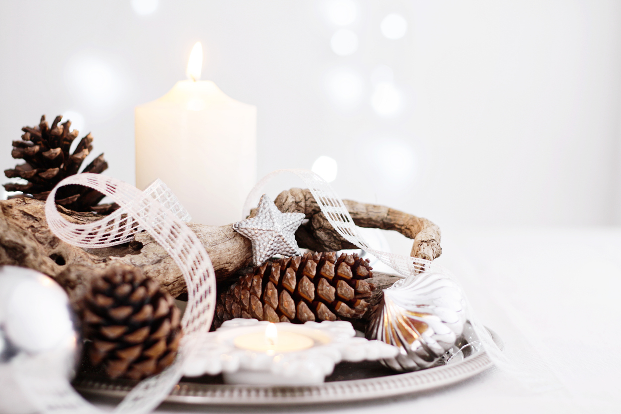 Centrotavola natalizio con pigne e candele
