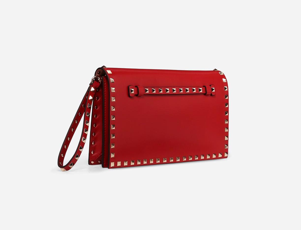 Clutch Rockstud Valentino Garavani: borsa di lusso Made in Italy