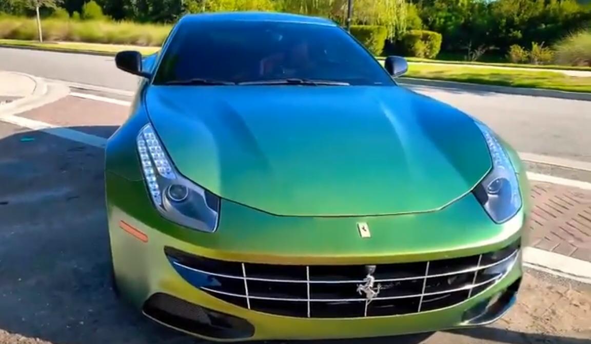 Ferrari FF dall’effetto cangiante: magia sull’auto di Maranello [Video]