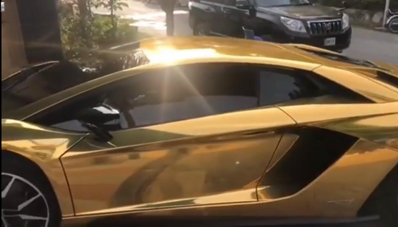 Lamborghini Aventador vestita d&#8217;oro a Islamabad [Video]