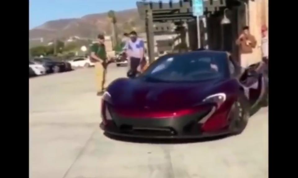 McLaren P1: costoso incidente sul cordolo [Video]