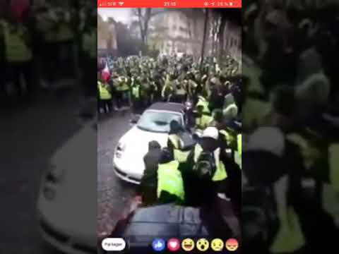 I gilet gialli distruggono una Porsche a Parigi