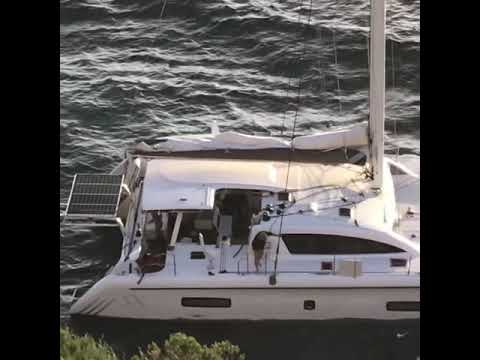 Catamarano sugli scogli del mare di Sardegna [Video]