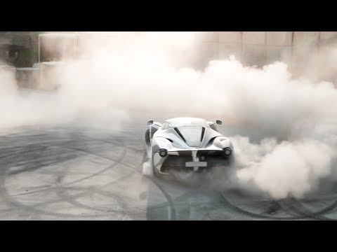 Ferrari LaFerrari: funambolismi con la supercar di Maranello [Video]