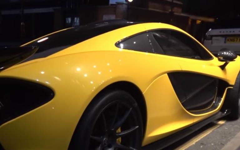 Auguri per un Felice 2019 con la magia delle supercar a Londra [Video]