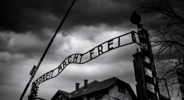 Immagini e frasi sulla Shoah