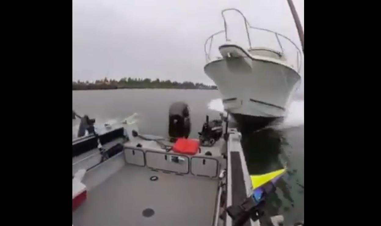 Incidente nautico: yacht piomba su una barchetta [Video]