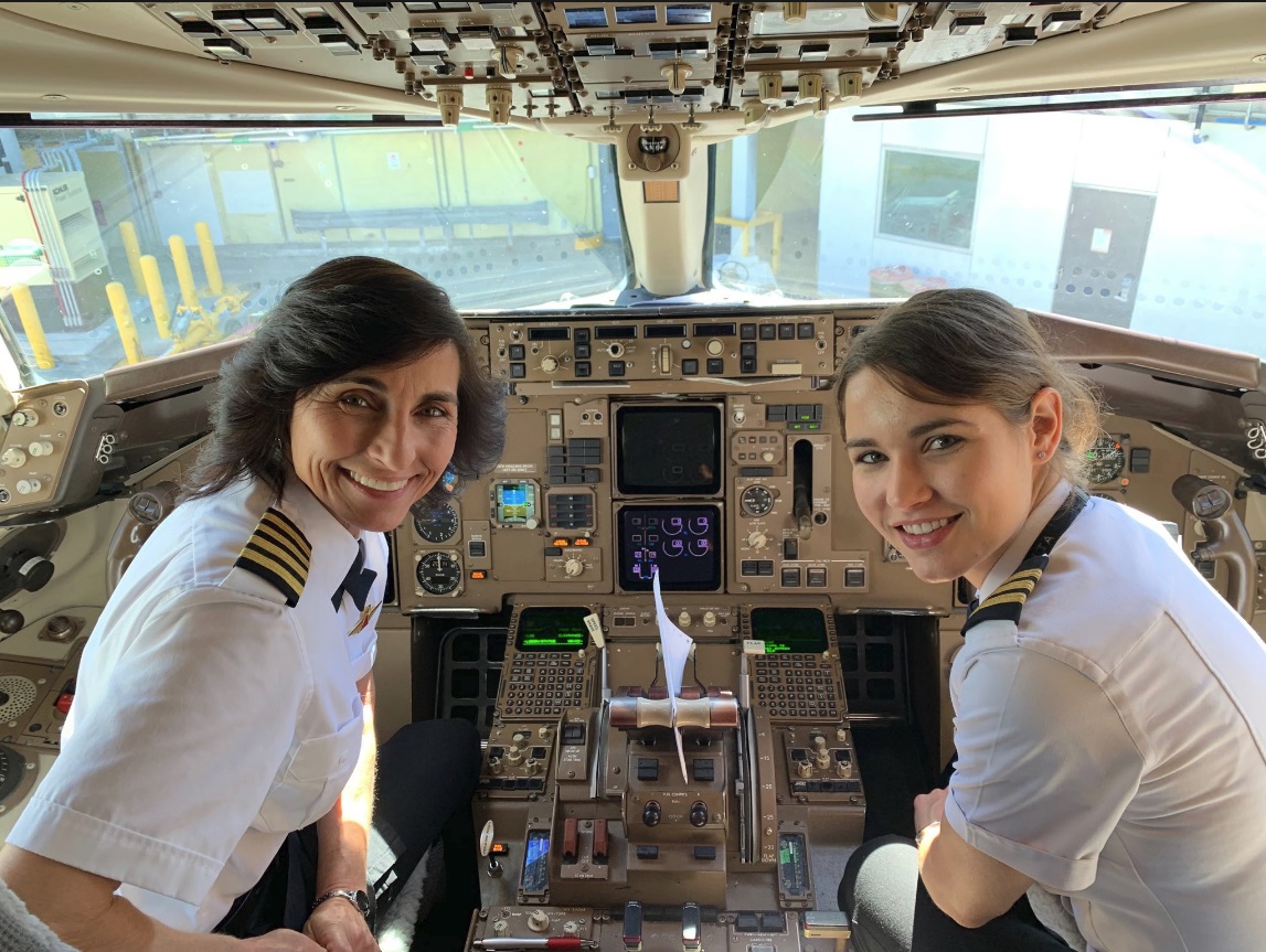 Mamma e figlia al comando di un Boeing: la foto diventa virale