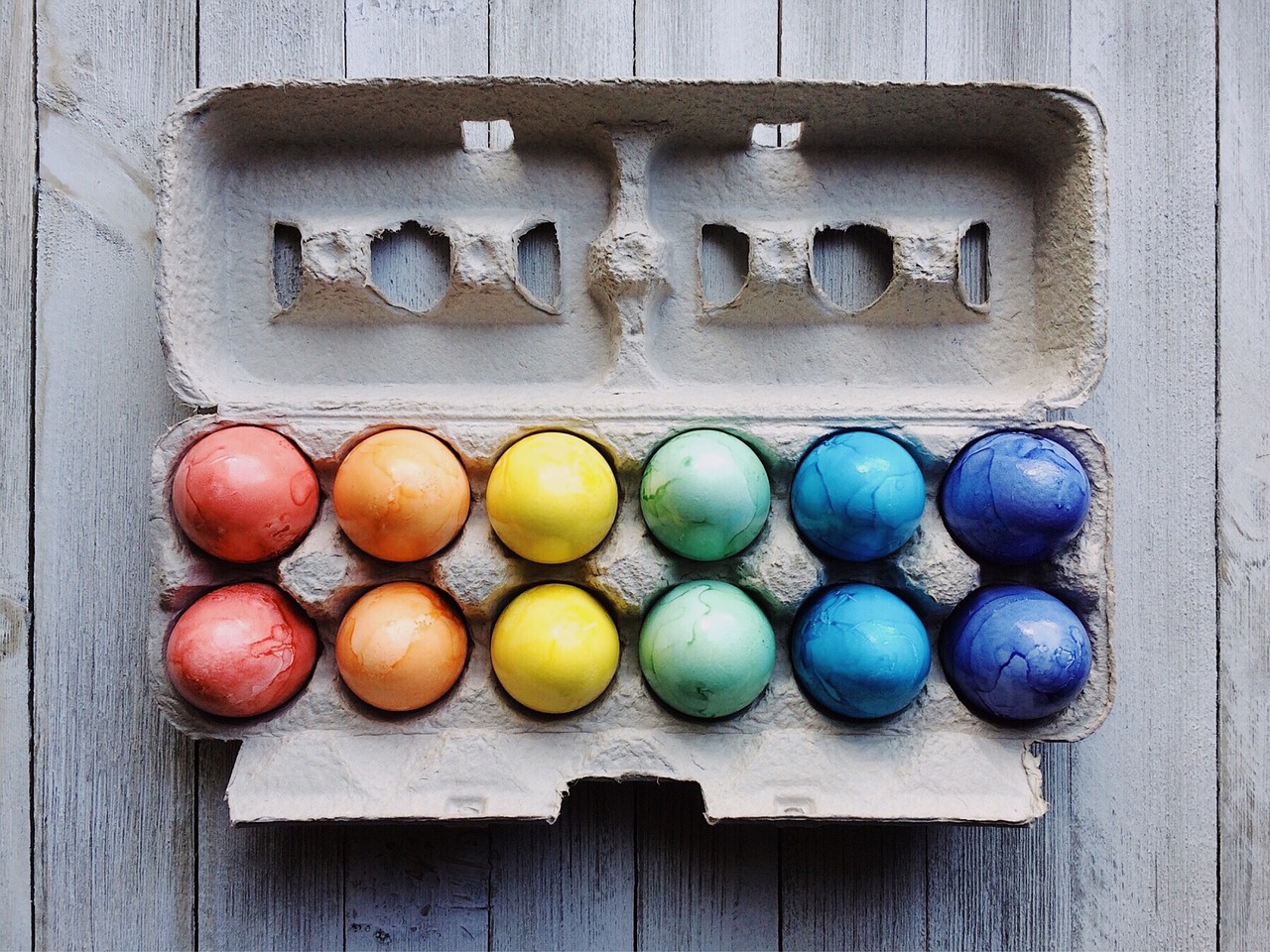 Come colorare le uova sode di Pasqua in modo naturale