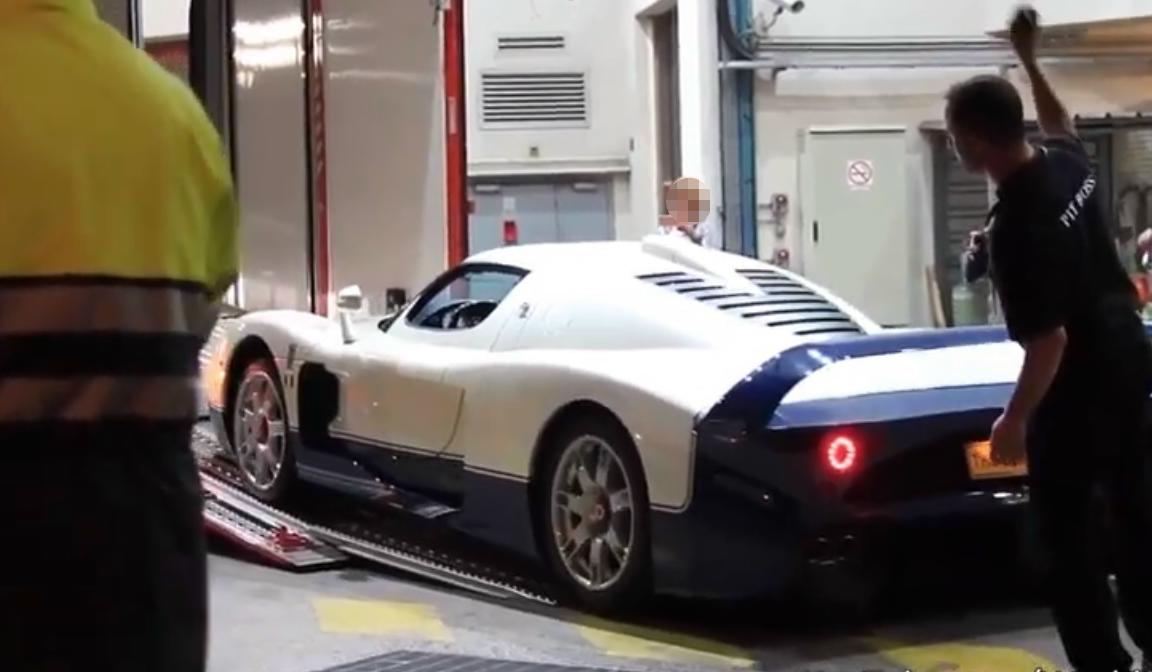 Maserati MC12 sale sulla bisarca a Monte Carlo [Video]