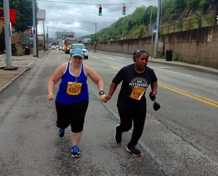 Laura e Jessica alla maratona di Pittsburgh, mano nella mano fino al traguardo