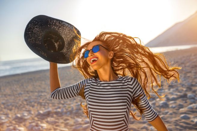 Come proteggere il colore dei capelli in estate