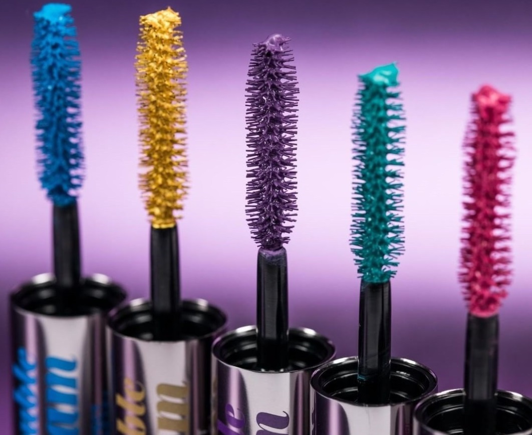 Tendenze trucco estate 2019: i mascara colorati e glamour