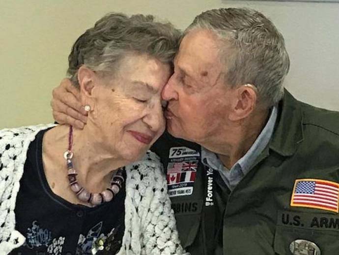 veterano americano ritrova il suo primo amore dei tempi dello sbarco in Normandia