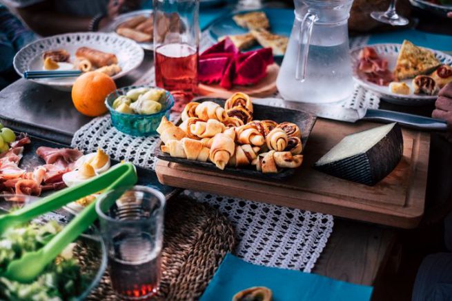 Aperitivo fai da te: 16 ricette facili e sfiziose