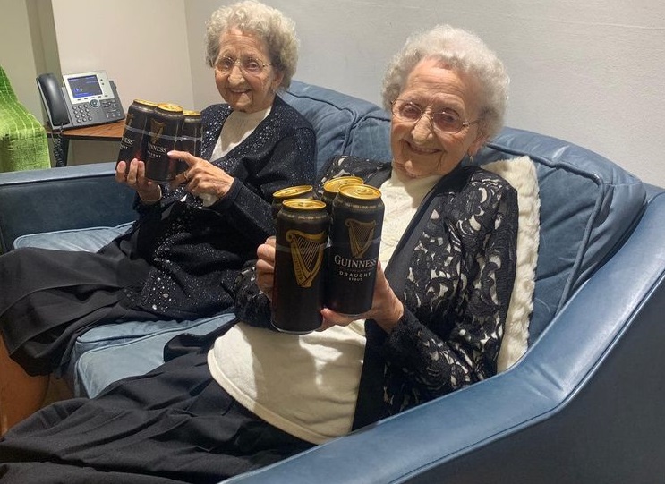 L&#8217;elisir di lunga vita di due gemelle di 95 anni &#8220;niente sesso e molta Guinness&#8221;