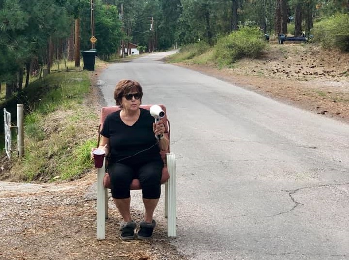 Nonna americana fa rallentare le automobili con il phon (che sembra un autovelox!)