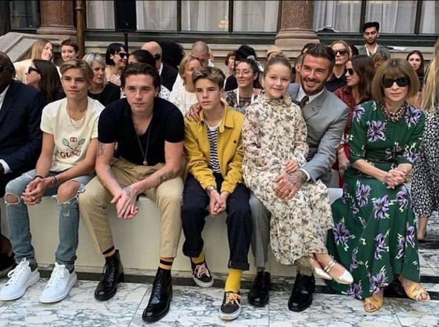 I Beckham al completo per sostenere mamma Victoria alla sfilata