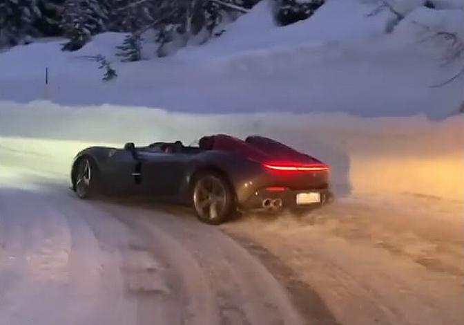 Ferrari Monza SP2: acrobazie pazzesche sulla neve [Video]