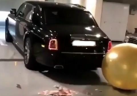 Rolls-Royce Panthom usata per “sparare” soldi [Video]