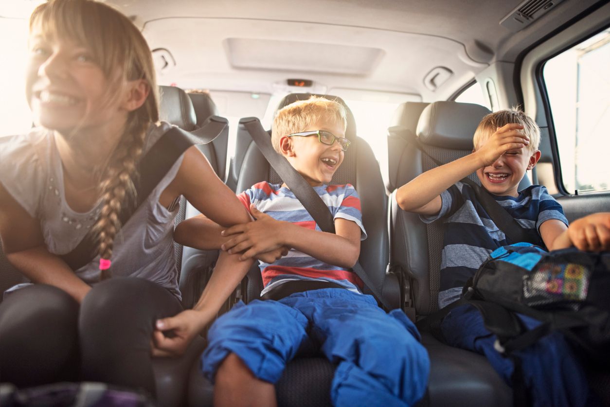 Gli accessori auto per viaggi lunghi con i bambini: per non impazzire