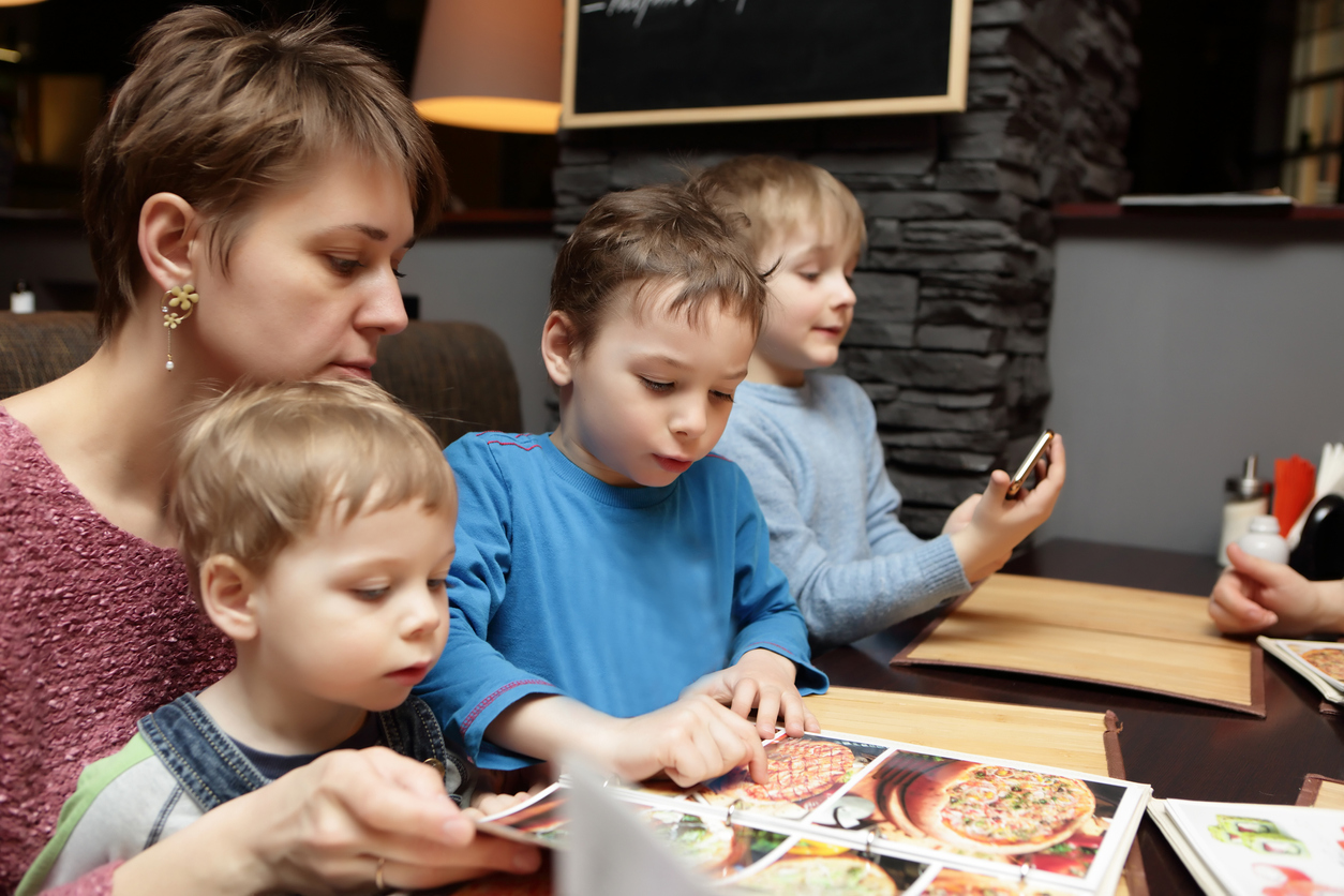 Intrattenere i bambini al ristorante: i consigli creativi salva cena