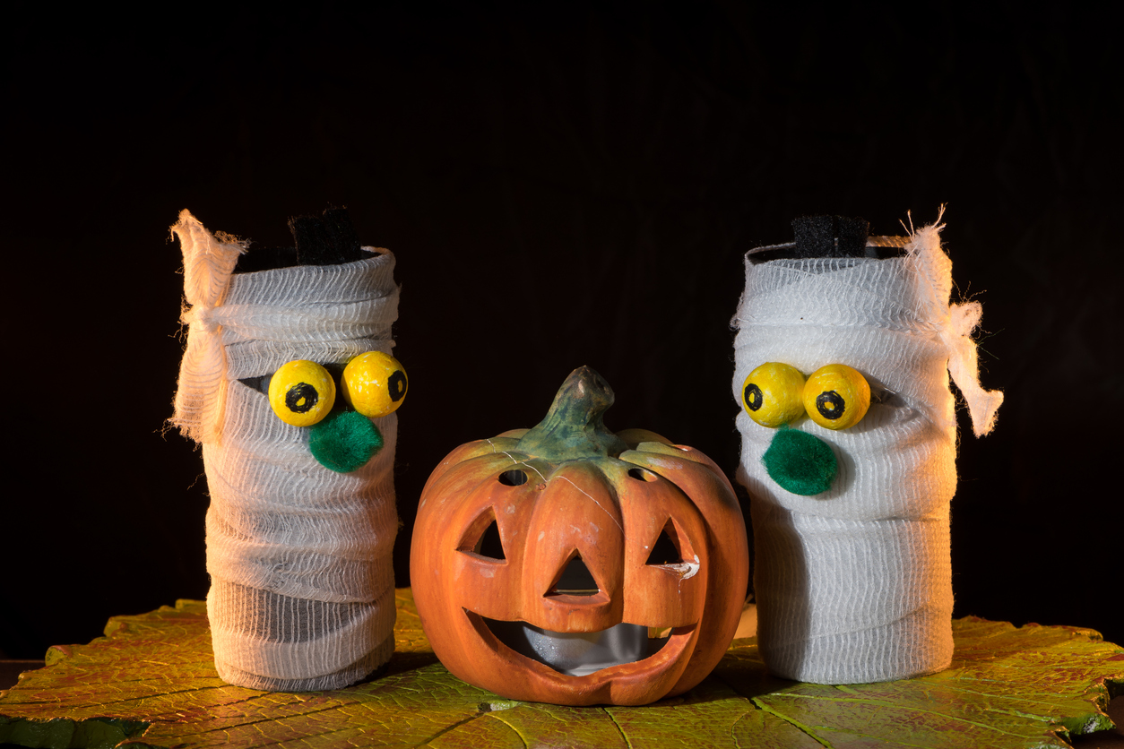 I lavoretti di Halloween per bambini con i rotoli di carta igienica