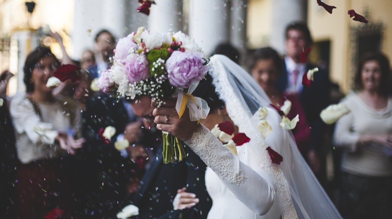 Perchè si lancia il riso ai matrimoni e tante romantiche alternative