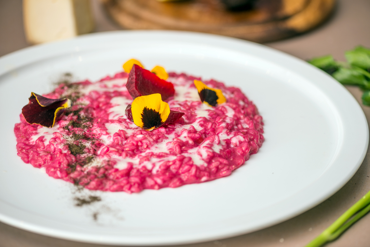 Come preparare il risotto alle rape rosse e salsa gorgonzola dello chef Bartolini