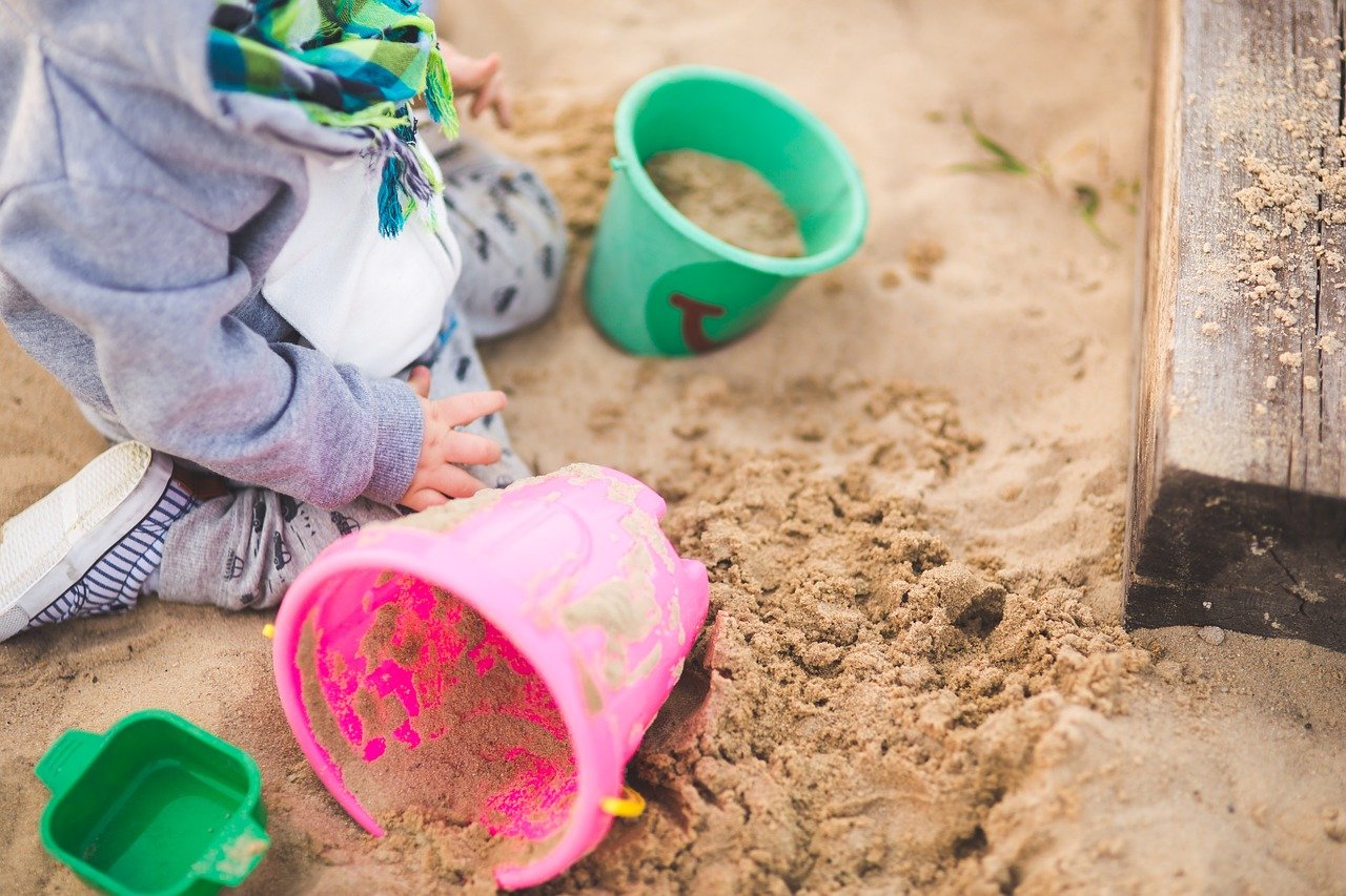 Sabbia da gioco per bambini, come farla in casa con il loro aiuto