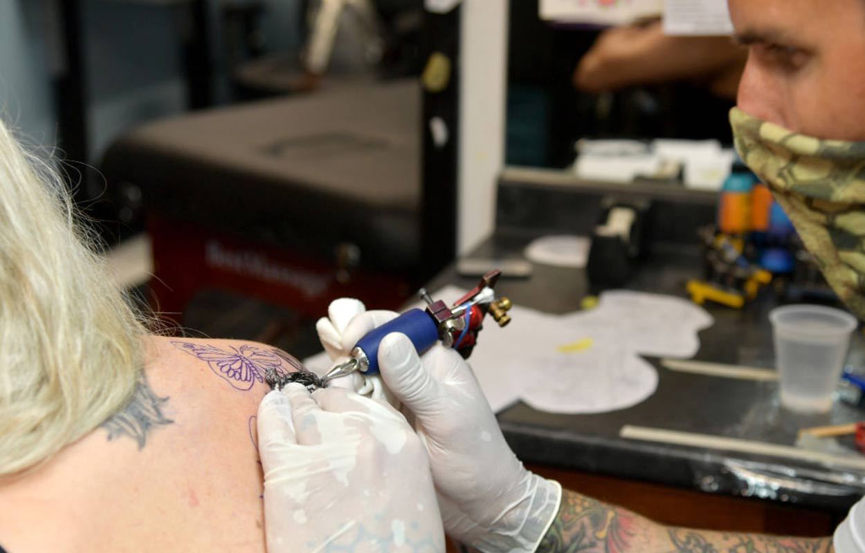 Coronavirus tatuaggi: boom di disegni a tema, per quale motivo?