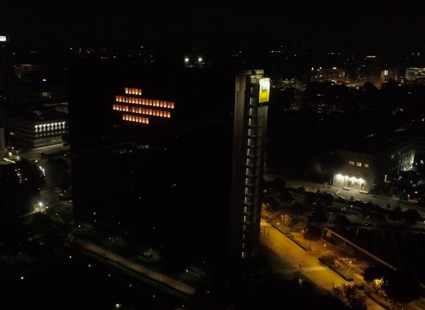 Eni: Palazzo Mattei si colora di arancione contro la violenza sulle donne