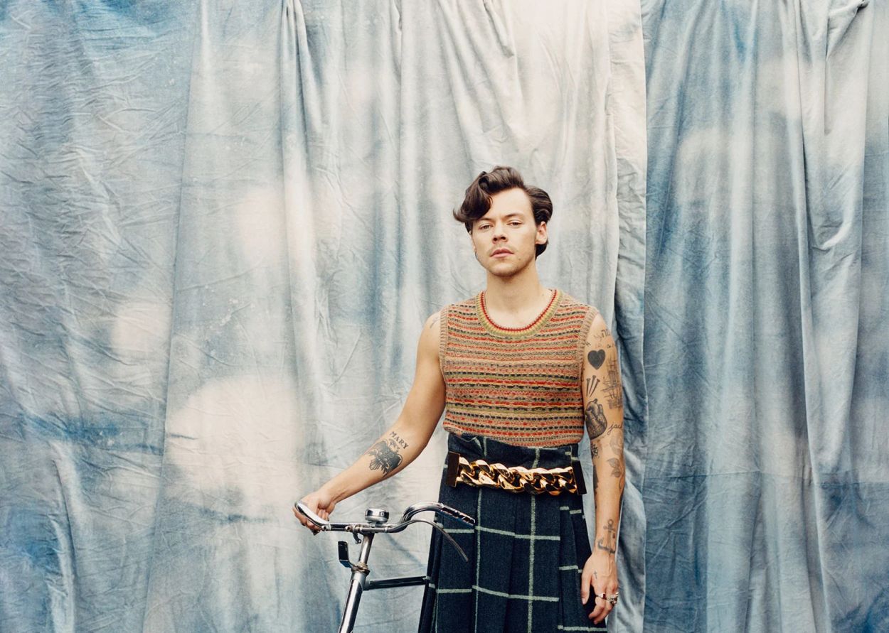 Harry Styles è il primo uomo (in abiti da donna) su Vogue: scoppia la polemica