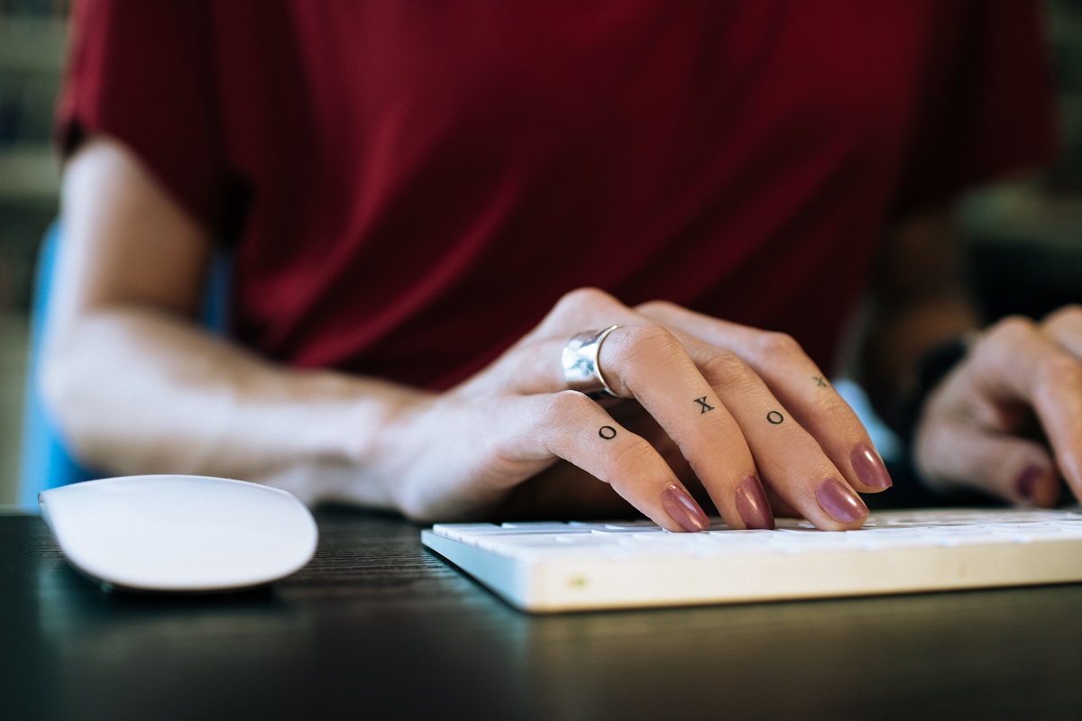 I tatuaggi piccoli per le mani: tante idee da copiare