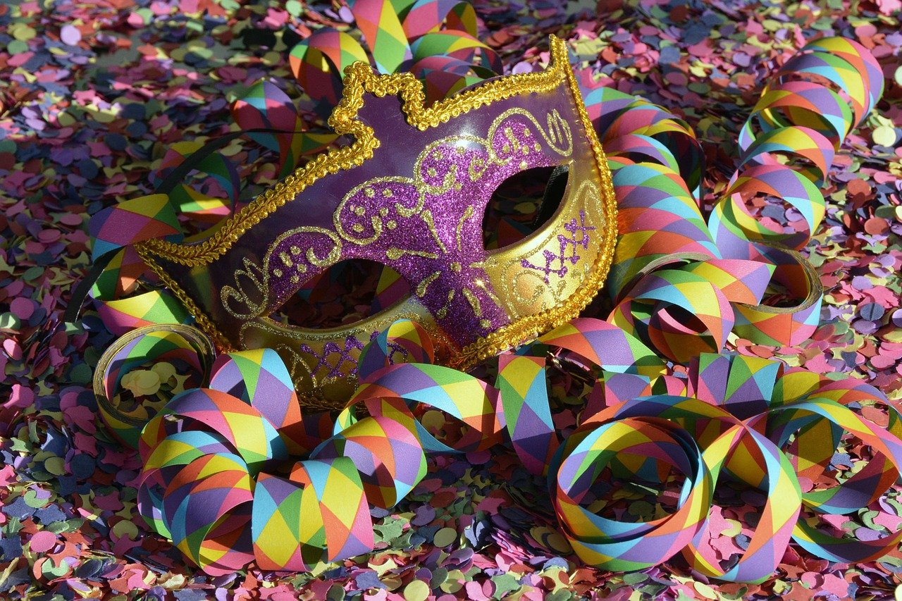 Maschere di Carnevale per bambini con piatti di carta