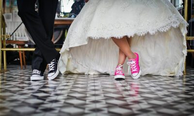 Abiti da sposa con scarpe da ginnastica
