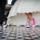 Abiti da sposa con scarpe da ginnastica