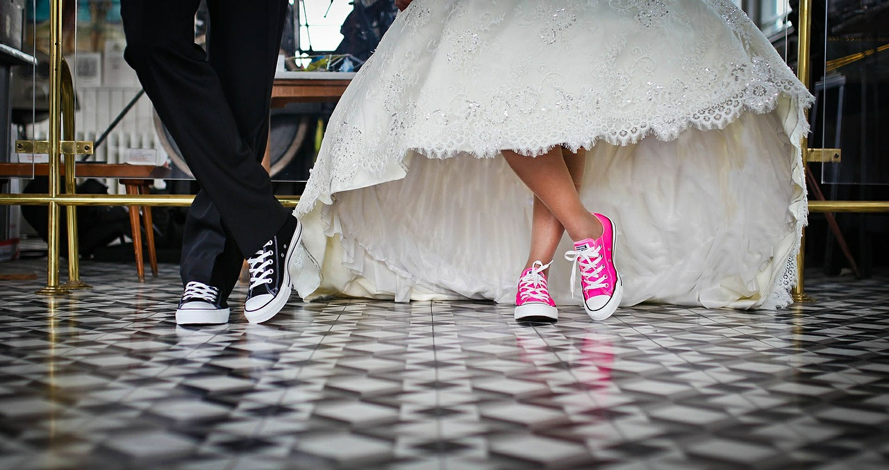 Abiti da sposa con scarpe da ginnastica