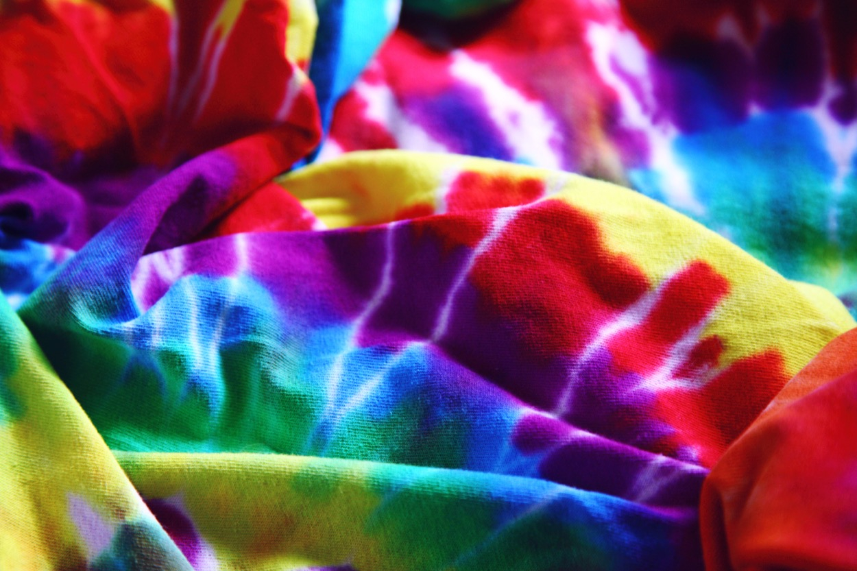 Come tingere i tessuti con effetto tie dye senza candeggina